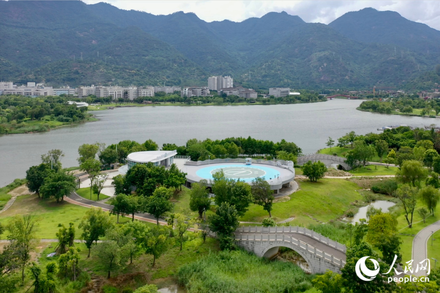无人机从旗山湖公园起降场起飞,可以看到闽侯县的山山水水。人民网记者 兰志飞摄