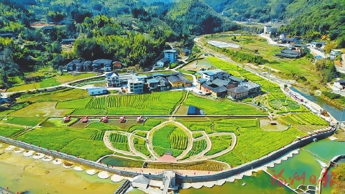 昔日偏远山村　今朝浪漫之乡