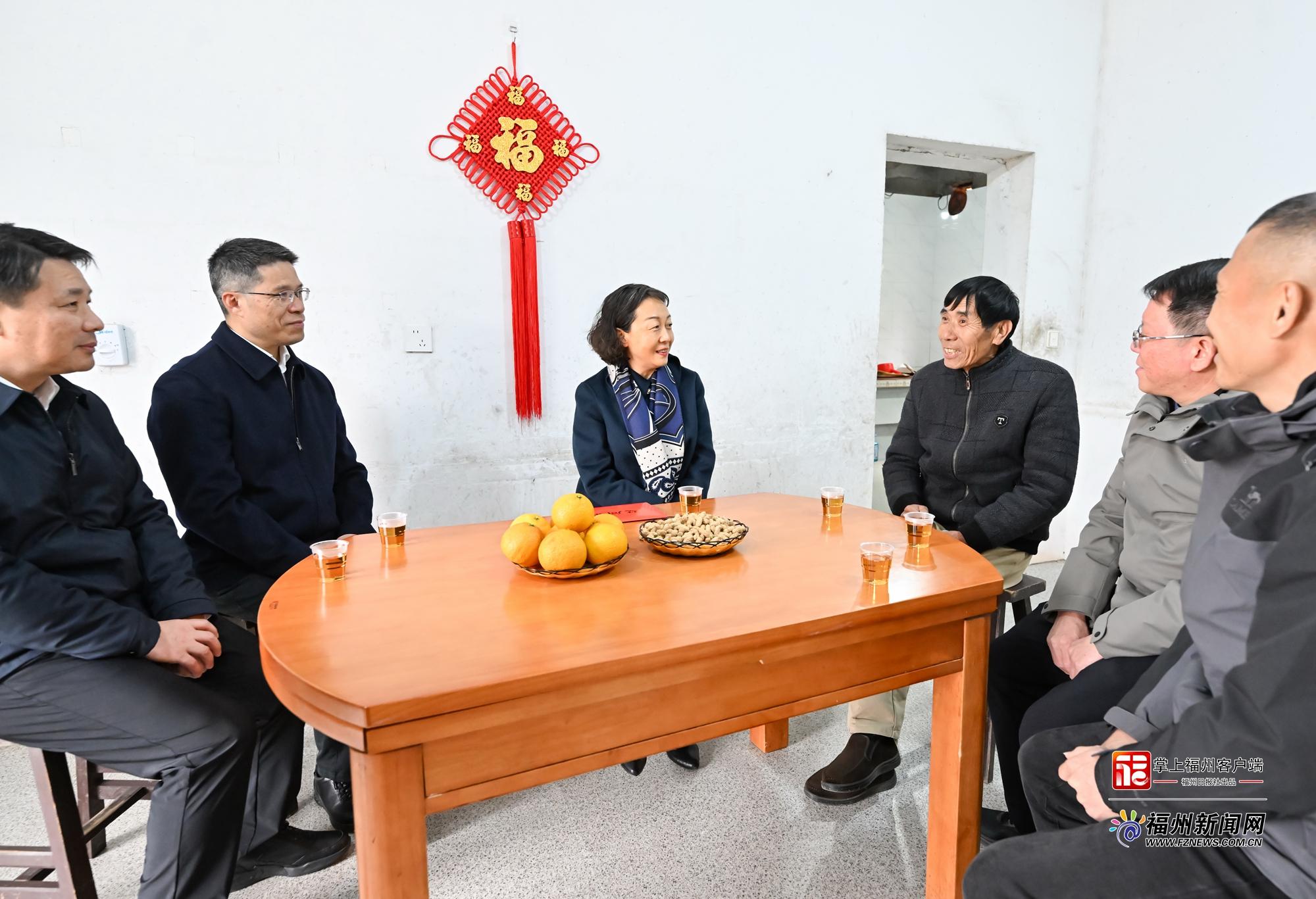 郭宁宁走访慰问党员群众