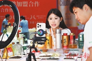 摊主变主播 云端卖好货 摊主变主播 云端卖好货