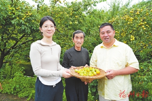 祖孙三代“梅”开三度 “新桂”树旁共话丰年 祖孙三代“梅”开三度 “新桂”树旁共话丰年