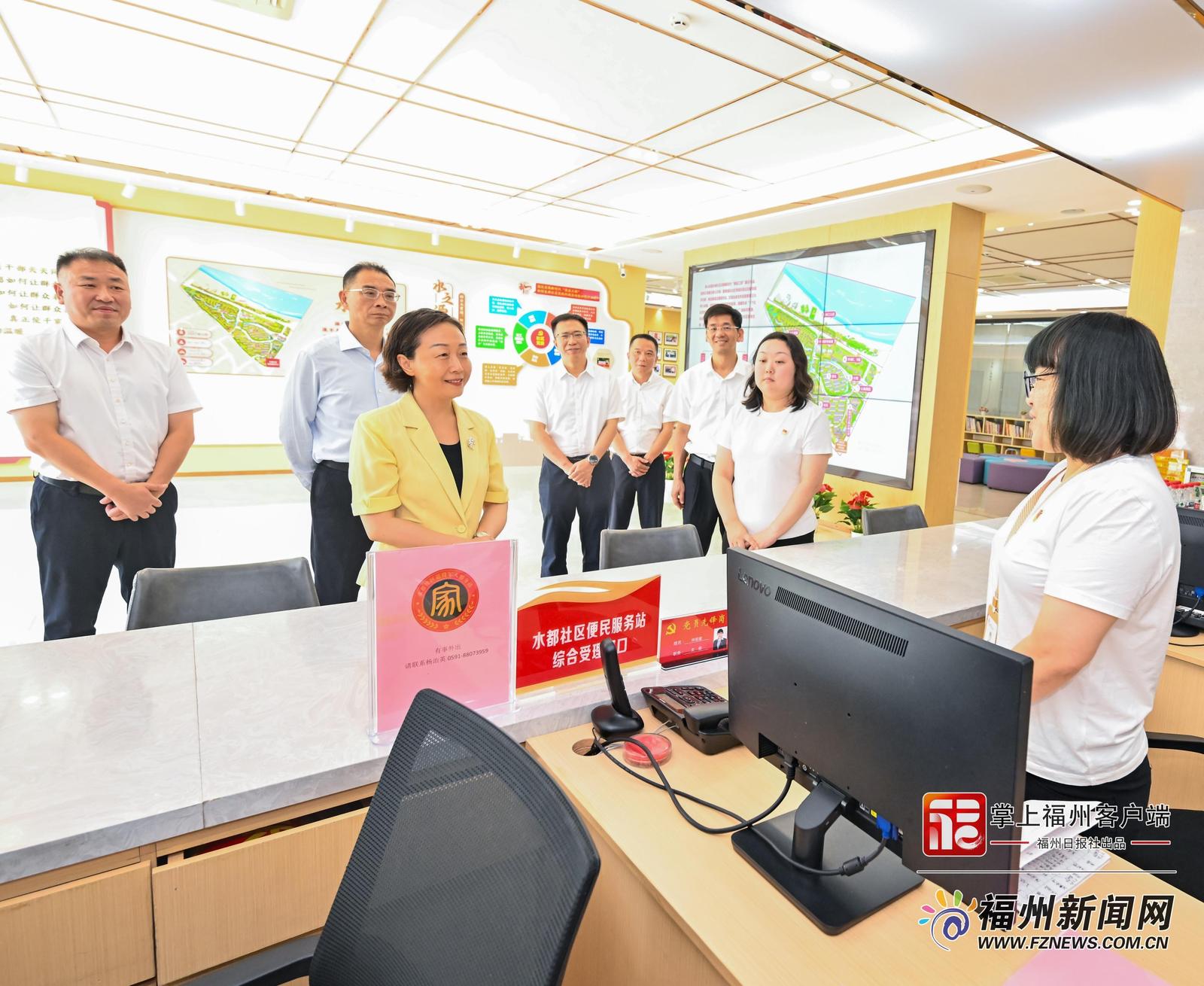 郭宁宁、吴贤德在金山街道水都社区了解近邻党建开展情况。