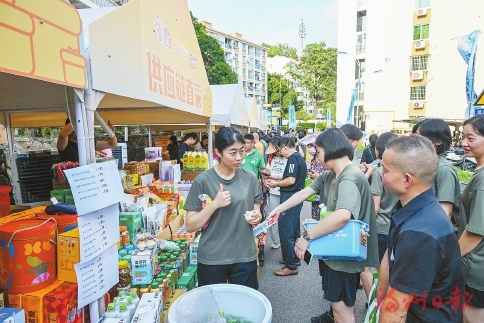 海鲜火锅进军营 中秋福礼暖兵心 海鲜火锅进军营 中秋福礼暖兵心